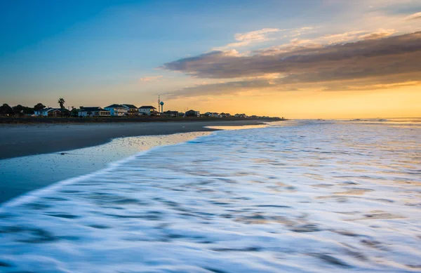 Nascer do sol sobre o Oceano Atlântico em Folly Beach, Carolina do Sul . — Fotografia de Stock