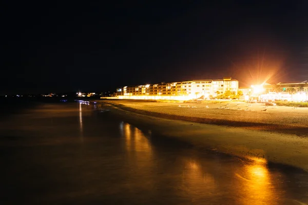 View of buildings along the beach at night in Folly Beach, South — Stock Photo, Image