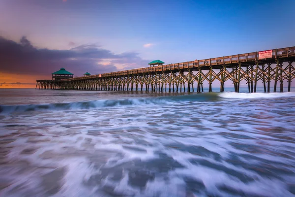 The fishing pier at sunrise, in Folly Beach, South Carolina. — Stock Photo, Image