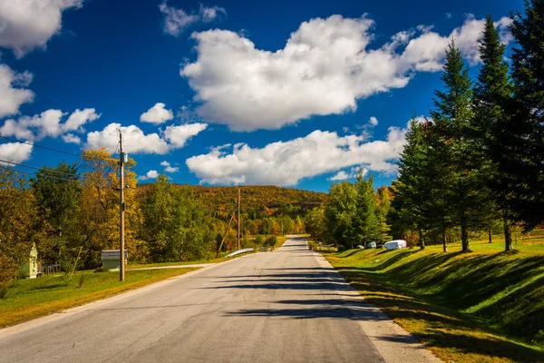 Color otoño a lo largo de una carretera en Jefferson, New Hampshire . — Foto de Stock