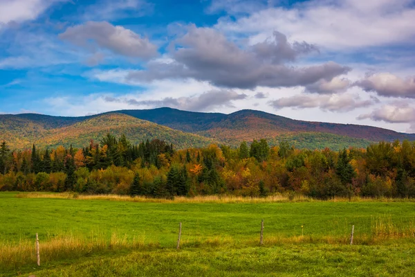 Boerderij veld en de herfst kleuren in de White Mountains in de buurt van Jefferso — Stockfoto