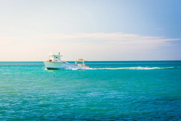 一艘船在墨西哥海湾，从马拉松，佛罗里达州. — 图库照片