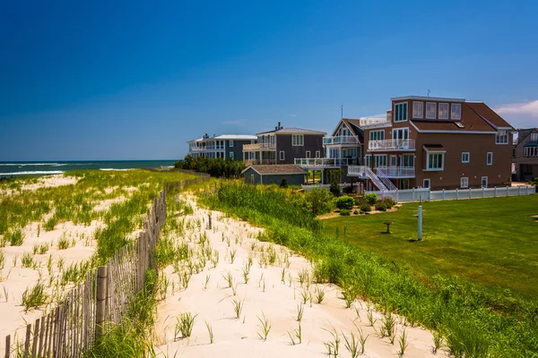 Beach houses and sand dunes in Strathmere, New Jersey. — Stock Photo, Image