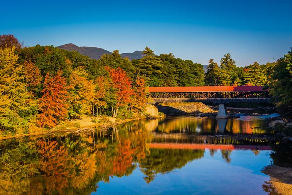 Il ponte coperto dal fiume Saco a Conway, New Hampshire . — Foto Stock