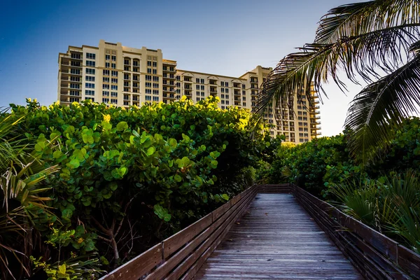 Boardwalk trail och hotel på Singer Island, Florida. — Stockfoto