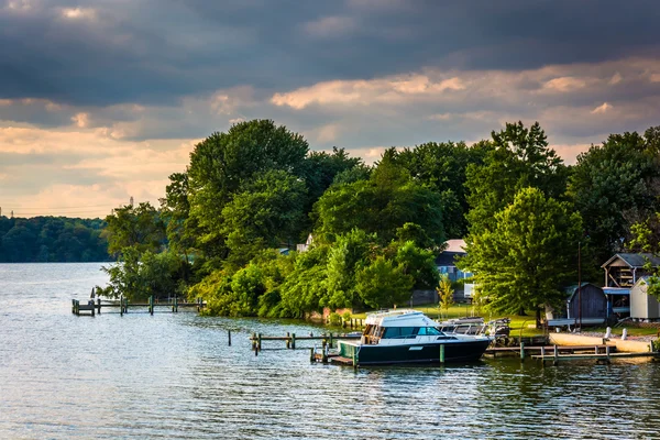 Båtar och bryggor längs floden tillbaka i Essex, Maryland. — Stockfoto