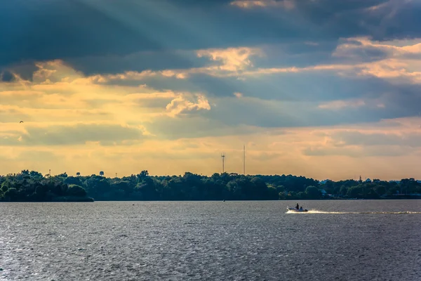 Crepuscular rays over the Back River seen from Cox Point Park, E — Stock Photo, Image