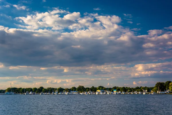 Marina in the Back River seen from Cox Point Park, in Essex, Mar — Stock Photo, Image