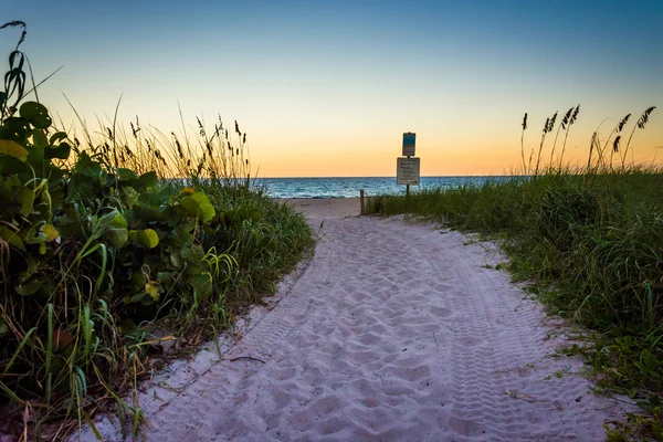 Weg zum Strand bei Sonnenuntergang auf der Sängerinsel, Florida. — Stockfoto