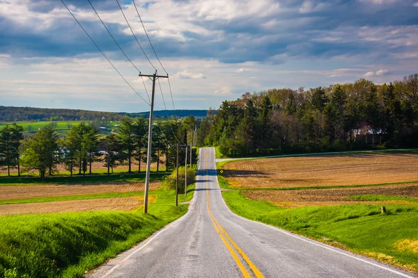 Eine landstraße im ländlichen kreis york, pennsylvania. — Stockfoto