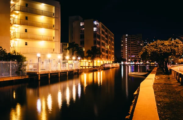 Здания вдоль канала Коллинз ночью, в Майами-Бич, Флорида . — стоковое фото