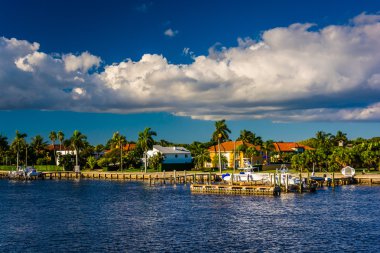 Houses along the Intracoastal Waterway in West Palm Beach, Flori clipart