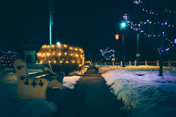 在一个冬天的夜晚，在东星振动研磨老城广场圣诞灯 — 图库照片