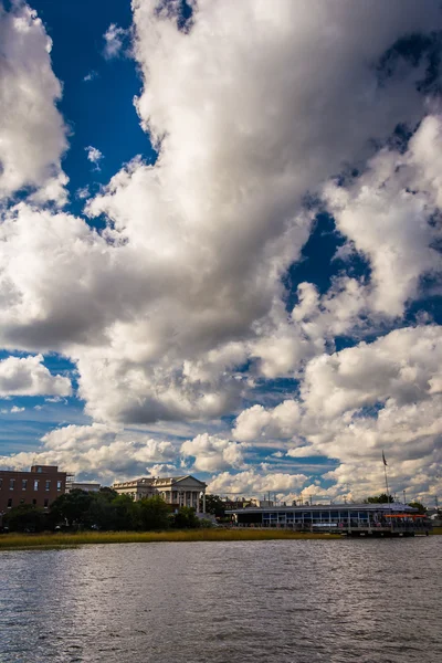 Nuvole sulla riva a Charleston, Carolina del Sud . — Foto Stock