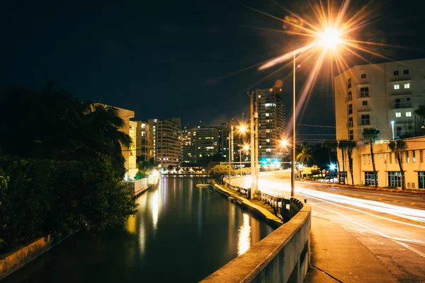 Collins Canal at night, in Miami Beach, Florida. — Stock Photo, Image