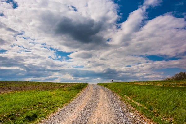 Felder entlang eines Feldweges im ländlichen Kreis York, Pennsylvania — Stockfoto