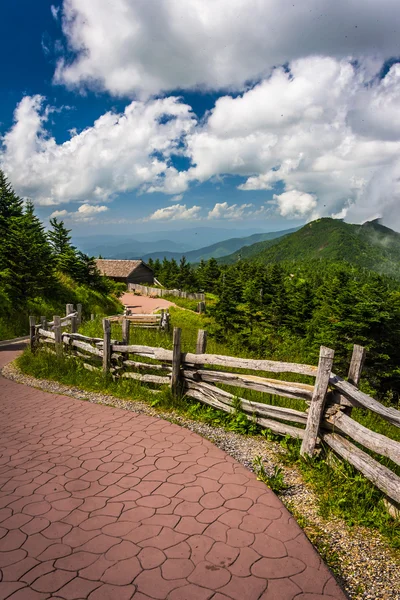 Staket längs ett spår och syn på appalachians från mount mitc — Stockfoto