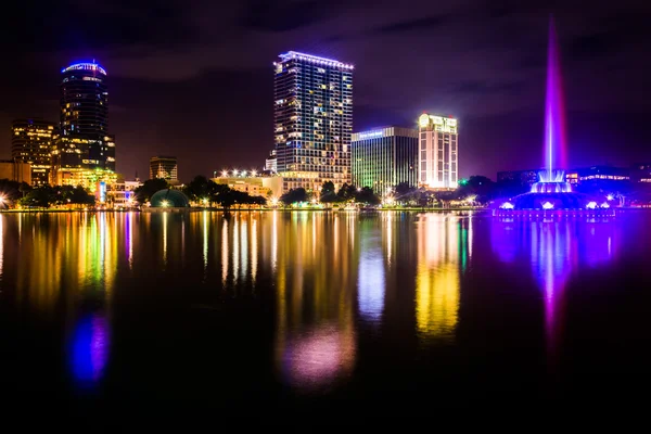 Fonte e o horizonte de Orlando à noite, refletindo no Lago Eo — Fotografia de Stock