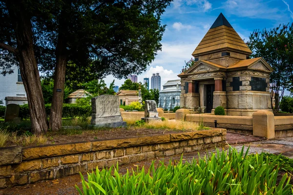 Graves and a mausoleum at Oakland Cemetary in Atlanta, Georgia. — Stock Photo, Image