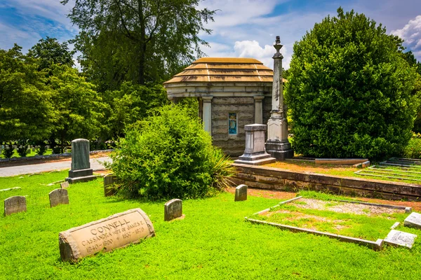 Graves and mausoleum at Oakland Cemetary in Atlanta, Georgia. — Stock Photo, Image