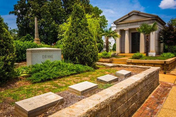 Graves and mausoleum at Oakland Cemetary in Atlanta, Georgia. — Stock Photo, Image