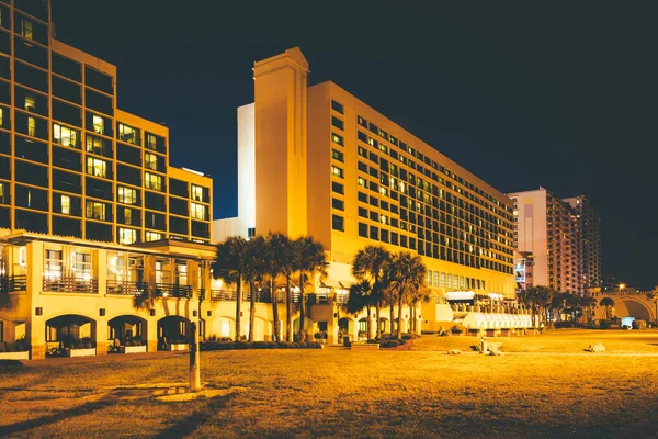 Hotely v noci, v Daytona Beach na Floridě. — Stock fotografie