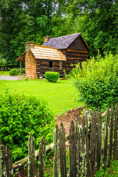 House at the Mountain Farm Museum in the Oconaluftee Valley, in — Stock Photo, Image