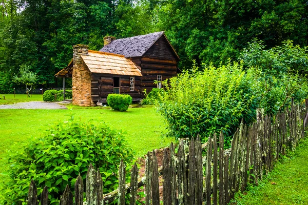 House at the Mountain Farm Museum in the Oconaluftee Valley, in — Stock Photo, Image