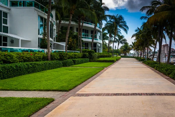 Moderní budovy a chodník v south beach, miami, florida. — Stock fotografie