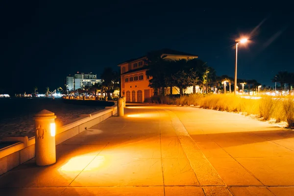 Path along the beach at night in Clearwater Beach, Florida. — Stock Photo, Image