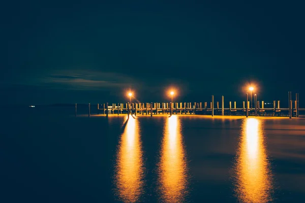 Pier na Baía de Chesapeake à noite, em Havre de Grace, Maryland — Fotografia de Stock