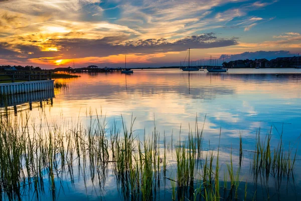 Sonnenuntergang über dem närrischen Fluss, im närrischen Strand, South Carolina. — Stockfoto