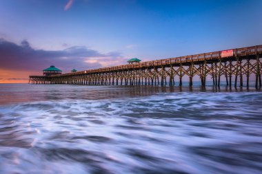 Balık tutma rıhtımda gündoğumu, Folly Beach, Güney Carolina.