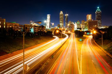 Özgürlük parkway ve atlanta manzarası, gece trafik, bkz: