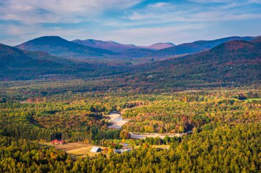 Katedral çıkıntıya Echo Gölü State Park, New Hampshire, görünümünden