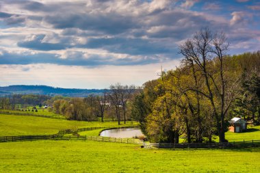Bir su birikintisi kırsal York County, Pennsylvania bir çiftlikte görünümünü.