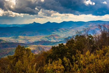 Üfleme R yakınındaki Blue Ridge Parkway sonbahar renk görünümü