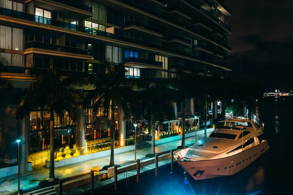 史诗般的酒店和在迈阿密河在夜里，在总结的一条船 — 图库照片