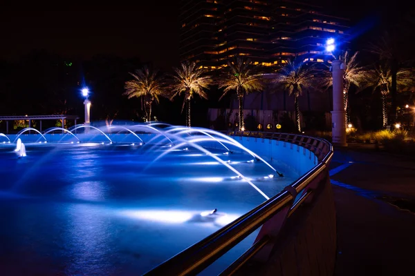 The Friendship Fountains and buildings at night in Jacksonville, — Stock Photo, Image