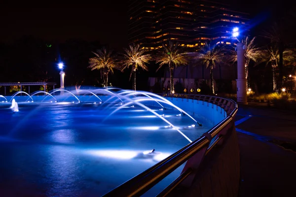 Las fuentes de la amistad y los edificios por la noche en Jacksonville , —  Fotos de Stock