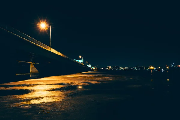 Il George Mason Memorial Bridge di notte, sul Potom ghiacciato — Foto Stock