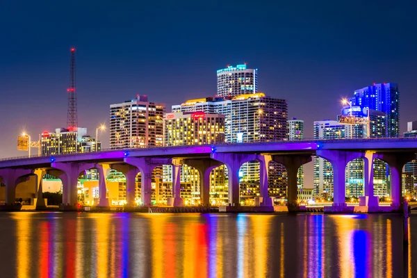 O Miami Skyline à noite, visto de Watson Island, Miami, Flor — Fotografia de Stock