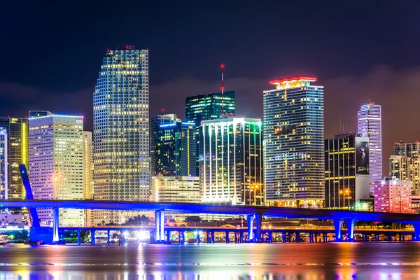 De miami skyline in de nacht, gezien vanuit watson eiland, miami, flor — Stockfoto