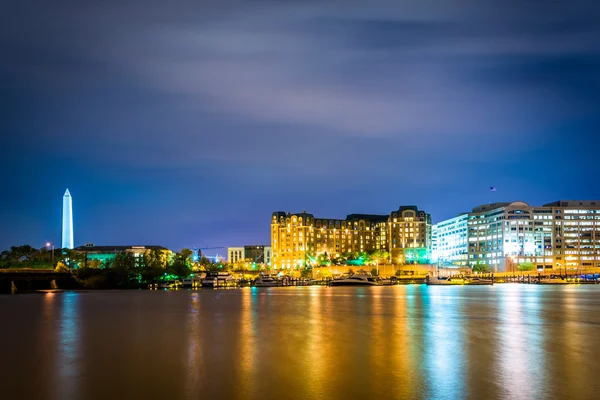 The Washington Monument and buildings along the waterfront at ni — Stock Photo, Image