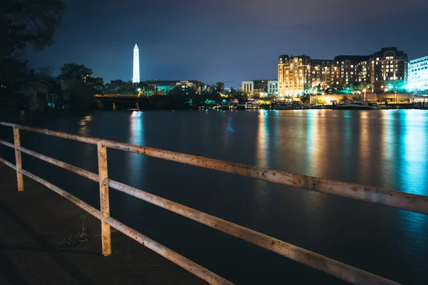 El Monumento a Washington y los edificios a lo largo del paseo marítimo en ni — Foto de Stock