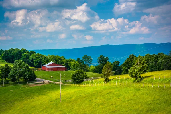 Vue d'une ferme dans les hautes terres rurales du Potomac en Virginie-Occidentale . — Photo
