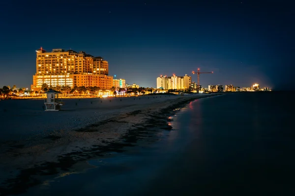 View of beachfront hotels and the beach from the fishing pier at — Stock Photo, Image