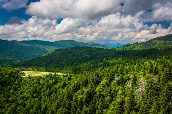 Вид на далекие горы и Blue Ridge Parkway от дьявола — стоковое фото