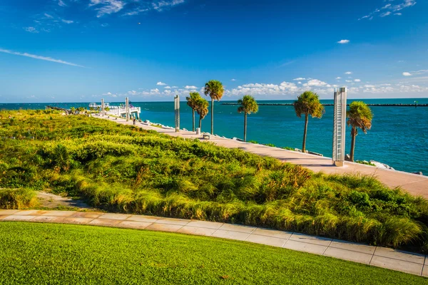 Walkway and view of the Atlantic Ocean at South Pointe Park in M — Stock Photo, Image