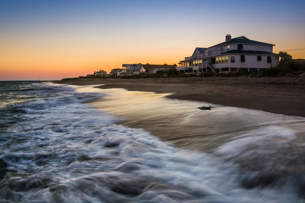 Olas en el Océano Atlántico y casas frente al mar al atardecer, Edis —  Fotos de Stock